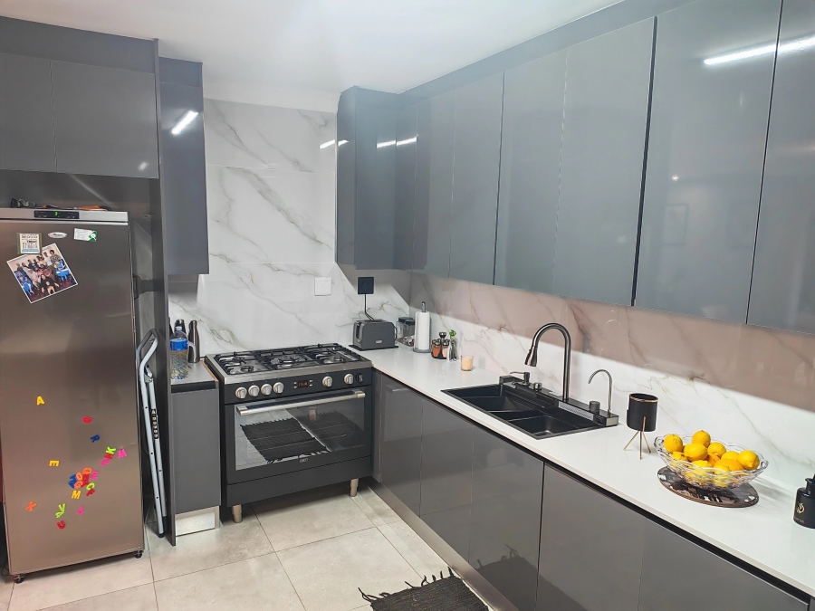4 Bedroom Property for Sale in Gustrouw Western Cape